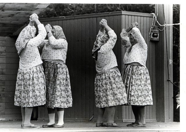 File:Kihnu-Ruhnu mängud_rahvariides naised tantsivad.jpeg